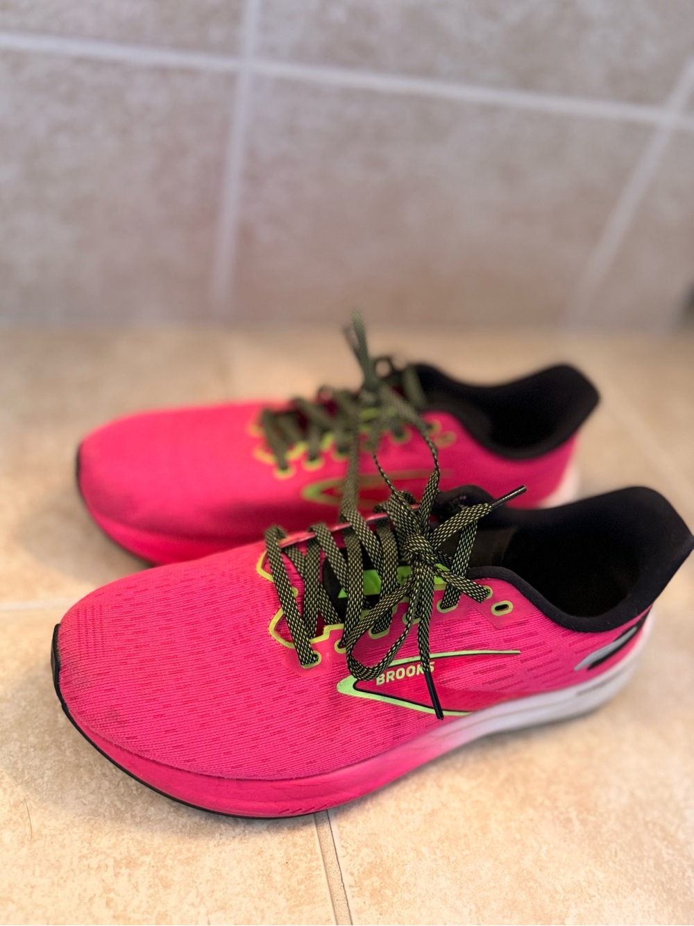 Brooks Hyperion Women’s Size 10 Hot Pink Running Shoes w/ Neon Green Accents
